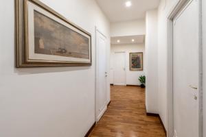 Deluxe Apartment - Jacuzzi & Cinema, 500m to Metro B, 6-8 pax img28
