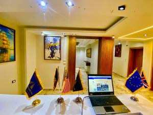 AMADEOS pyramids inn