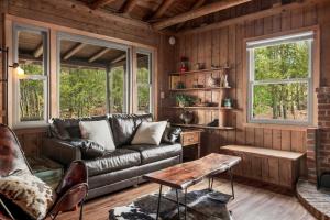 Cozy w Fire Pit Grill Deck Screened Porch WiFi