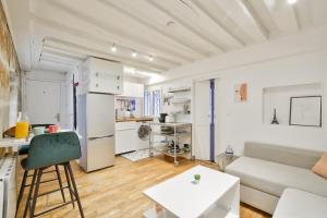 Modern Parisian Retreat Cozy T2 in Paris 02