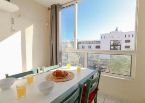 Calia by Pom, parking, piscine