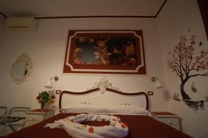 Zimmer mit Queensize-Bett und Balkon