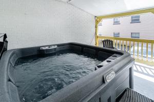 Old-Time Charm - 12 Guests - Billiards & Hot Tub
