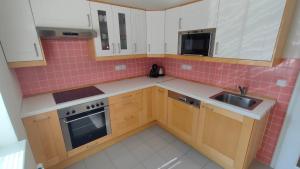 Symbiola Holiday House