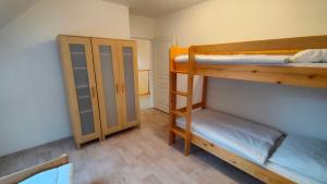 Symbiola Holiday House