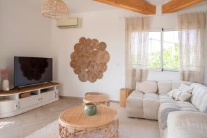 Villa avec piscine et vue mer à 230m de la plage