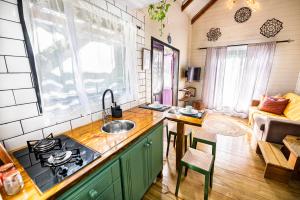 Loft Americano para Casais - Lareira Externa, Rio no Terreno, Rede Suspensa e Churrasqueira