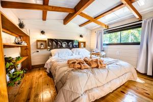 Loft Americano para Casais - Lareira Externa, Rio no Terreno, Rede Suspensa e Churrasqueira