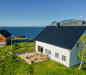 Soulful And Unique Villa By Shore In Lofoten