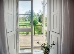 Elegant, Sun-Flooded Suite In Mecklenburg