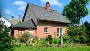 Symbiola Holiday House