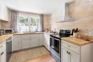 Luxury King 125 year historic home 2 blocks from Main St