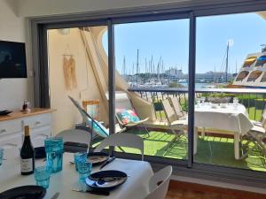 Port Horizon - T3 terrasse vue port climatisé piscine WIFI résidence Escale Port