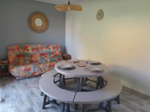 Bel appartement climatisé avec balcon 200m de la Plage