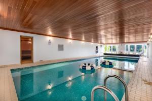 Merry Lakes - Luxury Lakeside Escape with Pool - Just 30 Minutes from London