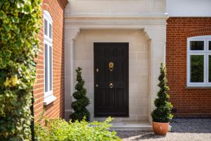 Merry Lakes - Luxury Lakeside Escape with Pool - Just 30 Minutes from London