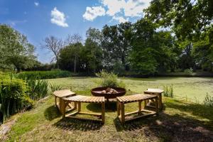 Merry Lakes - Luxury Lakeside Escape with Pool - Just 30 Minutes from London