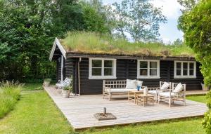 Cozy Home In Dronningmølle With Wifi