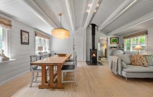 Cozy Home In Dronningmølle With Wifi