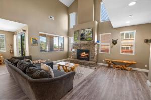 The Maple Ridge Hot-Tub and BBQ and Game Room!