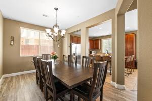 The Maple Ridge Hot-Tub and BBQ and Game Room!