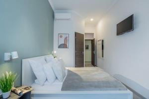 Sunny Ultra Central & New Studio with Balcony