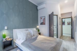 Sunny Ultra Central & New Studio with Balcony