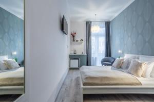 Sunny Ultra Central & New Studio with Balcony