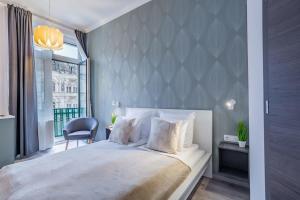 Sunny Ultra Central & New Studio with Balcony