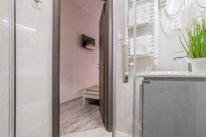 Sunny Ultra Central & New Studio with Balcony