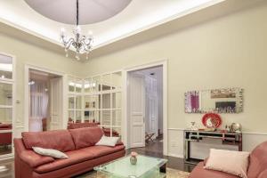 Spacious elegant central home at the river