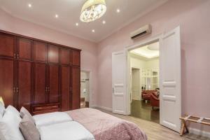 Spacious elegant central home at the river