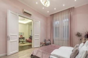 Spacious elegant central home at the river