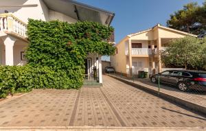 3 Bedroom Awesome Home In Vrsi