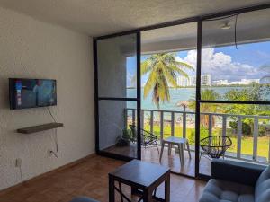 Wake up wsunrise & lake just steps away