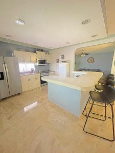 Family Friendly Casita, Sleeps 8, Gated parking, 1 mile to beach-Puerto Penasco