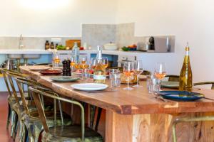 Maisons de vacances Historic Provencal Farmhouse With Pool In Provence : photos des chambres