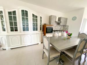 Vintage Villa confortable apartments Wifi private pool free parking