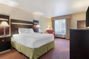 Queen Room with Bath Tub - Mobility Access/Non-Smoking room in Best Western Parsons Inn