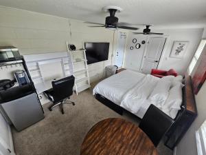 Sanford Suite King Bed Work-Ready Near Beach MCO