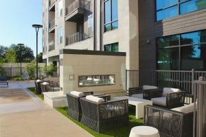 12 Min to Downtown Balcony Apt with Free Parking