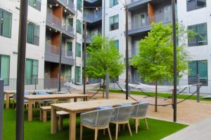 12 Min to Downtown Balcony Apt with Free Parking