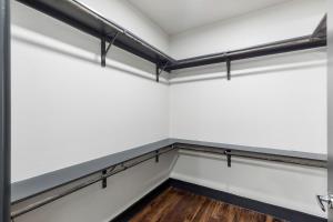 12 Min to Downtown Balcony Apt with Free Parking