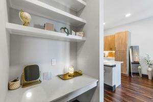 12 Min to Downtown Balcony Apt with Free Parking