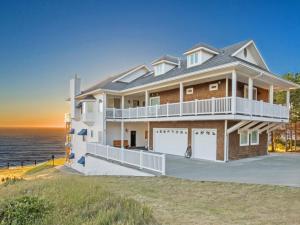 Dolphin by OceanviewHotTubs Oceanfront Shelter Cove Tesla