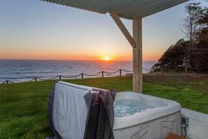 Dolphin by OceanviewHotTubs Oceanfront Shelter Cove Tesla