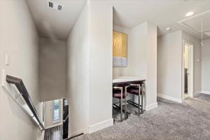 Near Med Center NRG Balcony Yard Desk WiFi Games