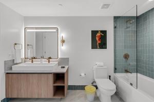 Trendy Escape with Pool Gym 24th-Floor Views