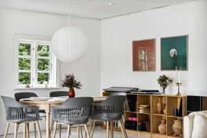 High Ceilings In Bright Home Near Lodskovvad