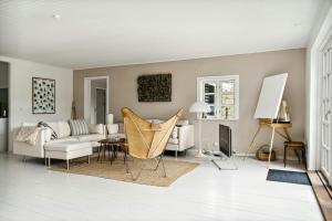 High Ceilings In Bright Home Near Lodskovvad